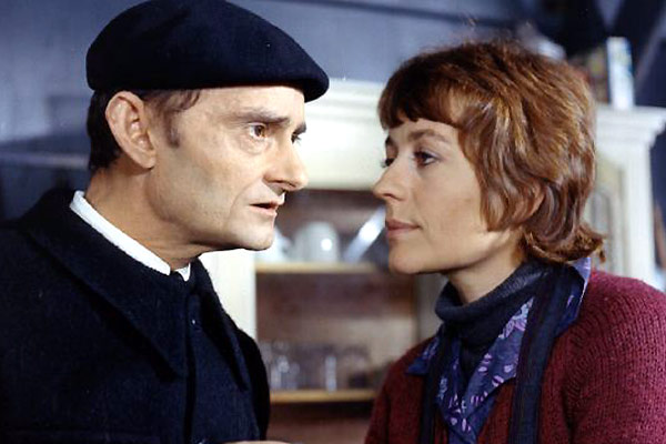 Sim et Annie Girardot dans Elle boit pas, elle fume pas, elle drague pas mais elle cause, de Michel Audiard, 1970