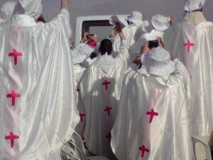 Accueil du pape Benoît XVI, à Cuatro Vientos (Madrid) dans l'assemblée des prêtres.