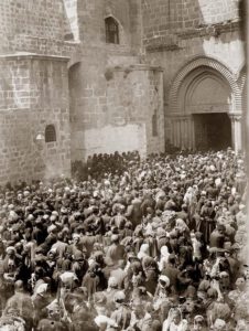 Foule au Saint Sepulcre - Jérusalem 1898 - cliché American colony