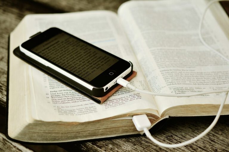 Lire la suite à propos de l’article Enquête (podcast) n°2 : Qui a créé la Bible ?