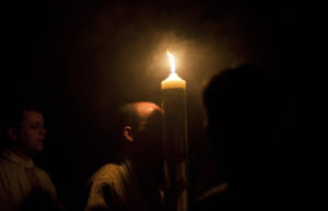 Vigile pascale "The Easter Vigil" by Catholic Church (England and Wales) is licensed under CC BY-NC-SA 2.0